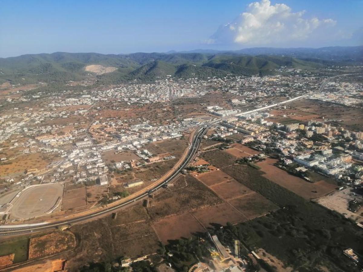 Vista panorámica de un área de suelo densamente urbanizado