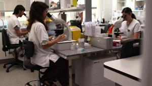 Tres técnicos del laboratorio de Vall dHebron.