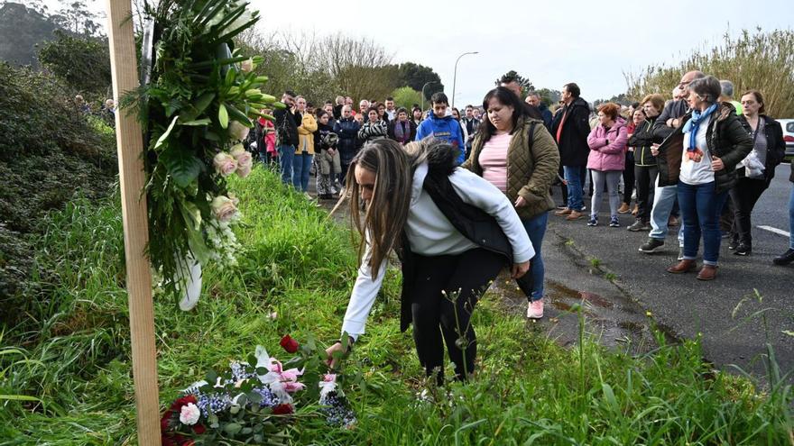 Ofrenda floral en recuerdo de la víctima en el lugar del suceso.