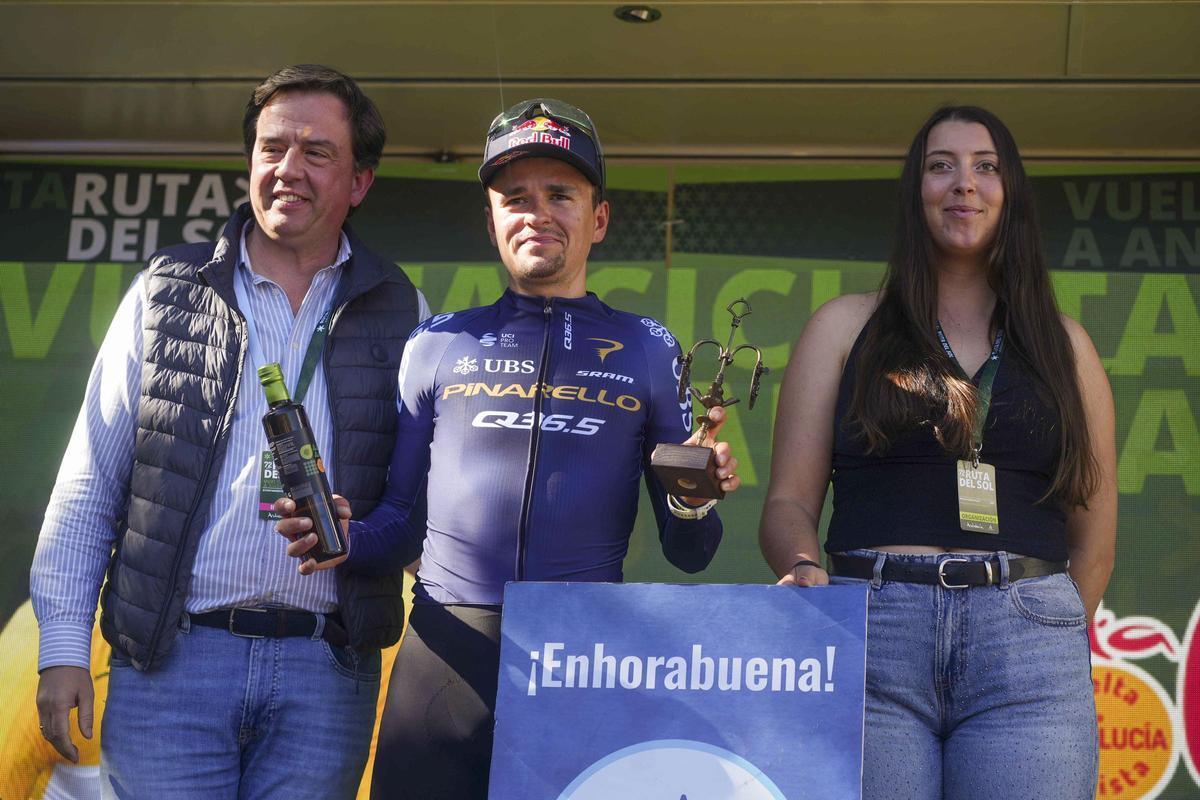 El alcalde de Lucena, Aurelio Fernández, junto a Tom Pidcock, ganador de la etapa de la Vuelta a Andalucía con final en Lucena.