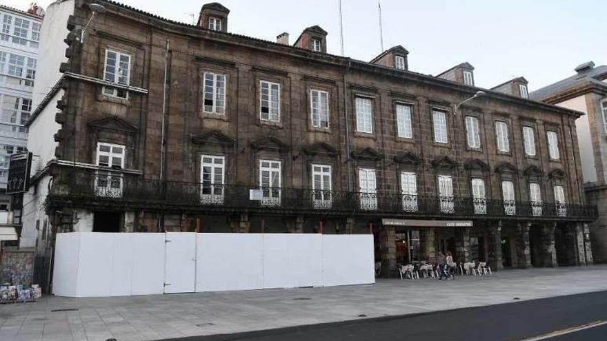 Entrada tapada en el número 14 del bloque de Casas de Paredes.