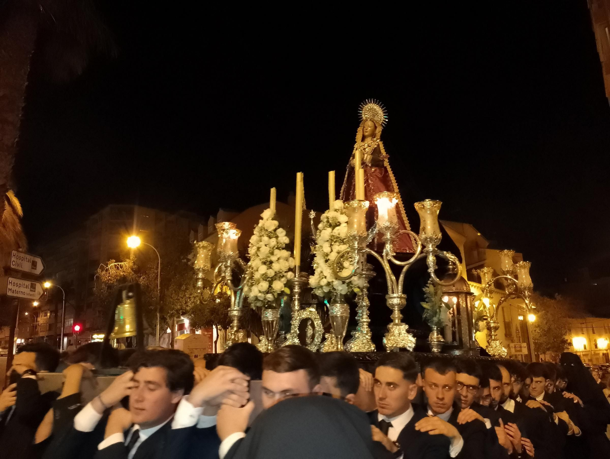 Procesión de Dulce Resignación por el barrio de La Trinidad