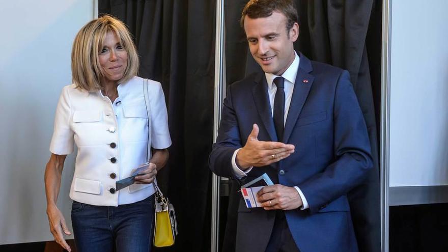 Macron y su esposa, Brigitte Trogneux, ayer, después de votar en París.