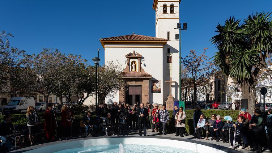 El alcalde de Málaga, Francisco de la Torre, acompañado de la concejala delegada del distrito, María Paz Flores, durante la visita a las actuaciones en la plaza Prudencio Jiménez