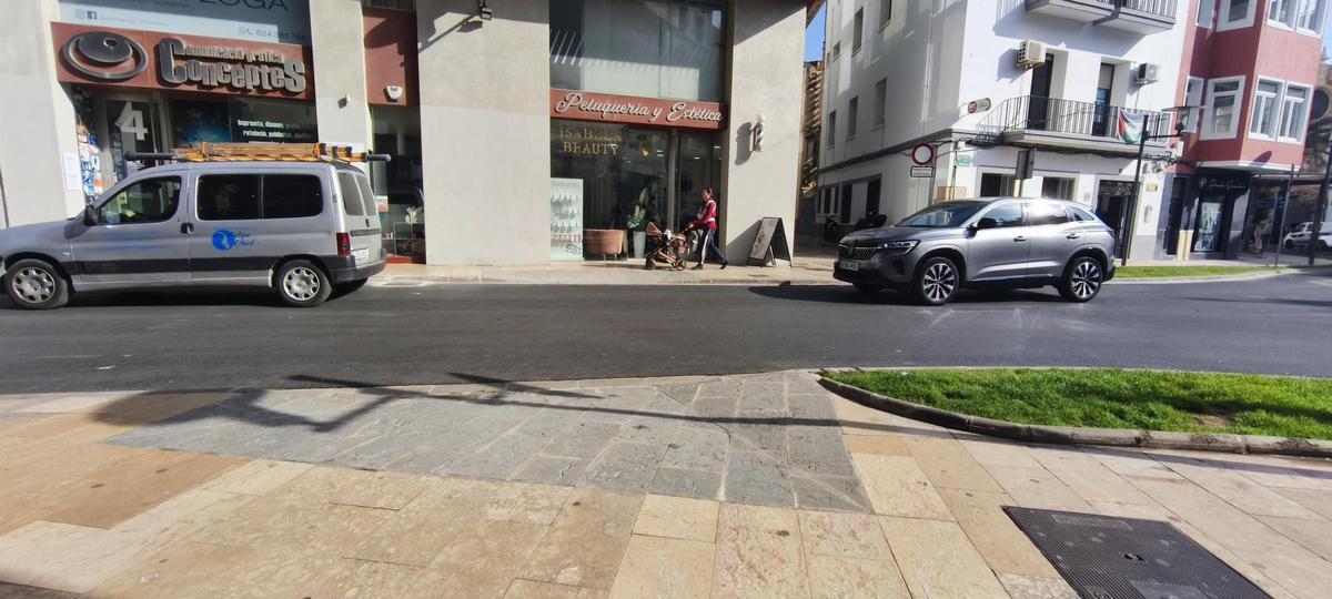 Coches circulan por la calle Sant Cristòfol de Vinaròs.