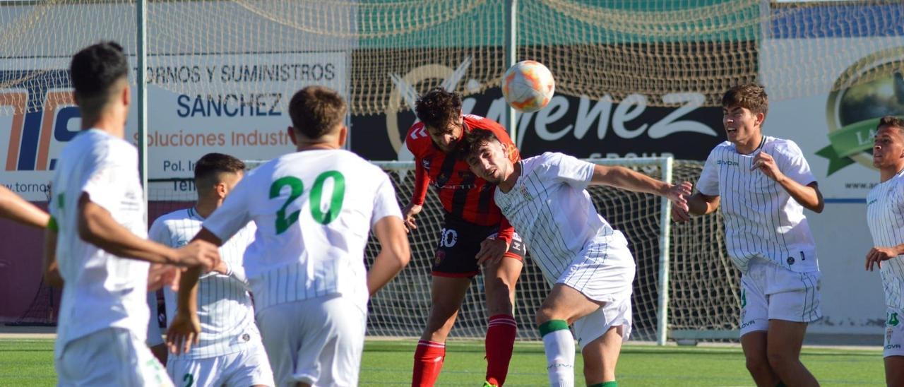 Lance del pasado derbi entre el Salerm Puente Genil y el Córdoba CF B.