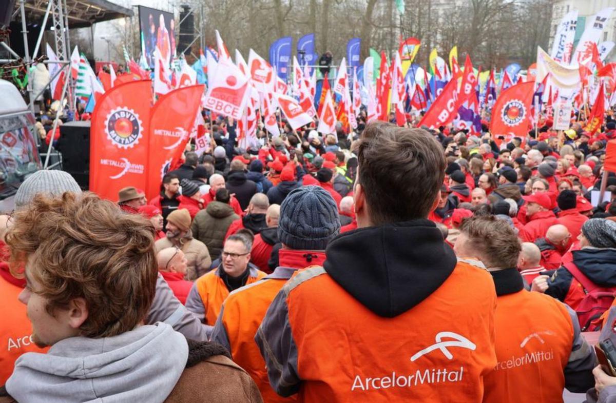 Empleados de ArcelorMittal en una protesta en defensa de la siderurgia en Europa celebrada en Bruselas