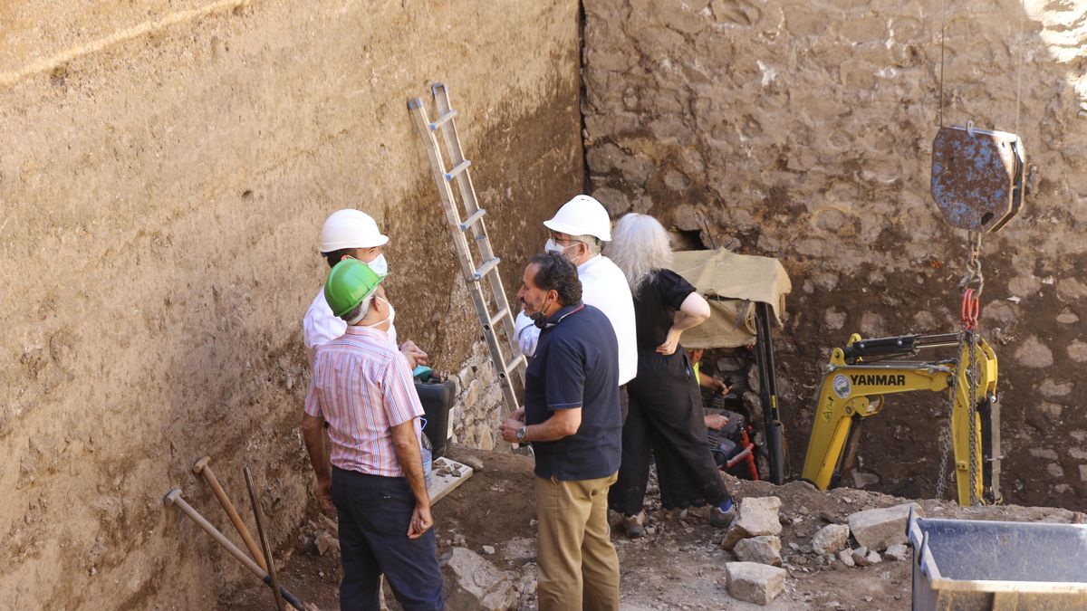 El alcalde, Luis Salaya, junto al concejal de Patrimonio, José Ramón Bello, y los técnicos de la obra en la muralla de Cáceres.