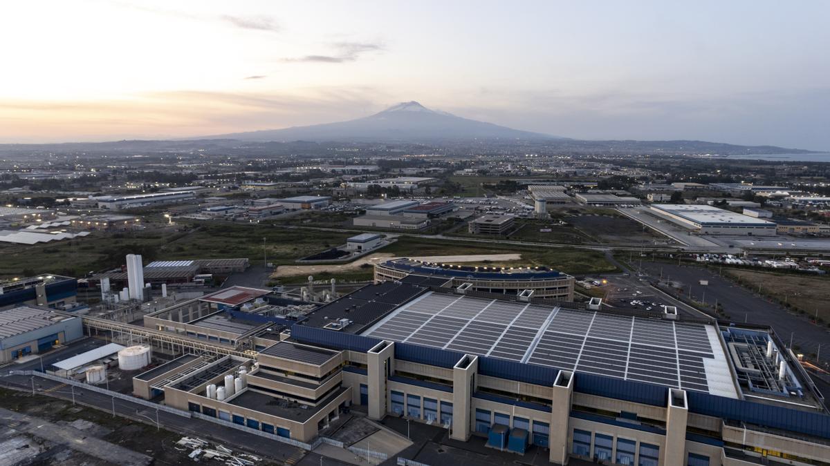 Vista de la 3Sun Gigafactory en Catania (Sicilia), que en 2024 se convertirá en la mayor fábrica de placas fotovoltaicas de Europa.