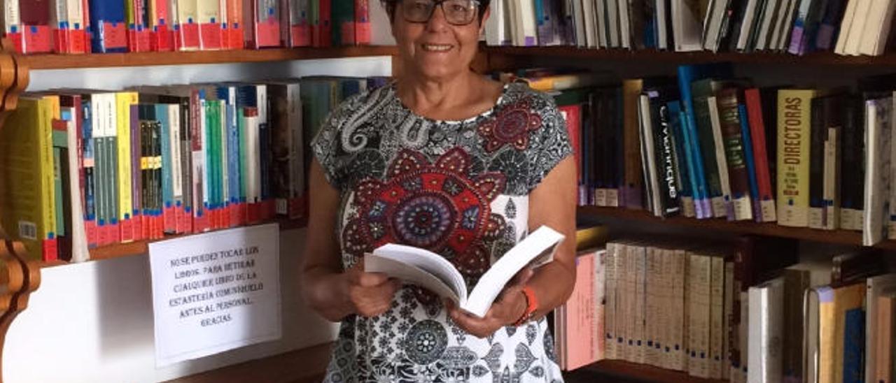 Ernestina Hernández Peraza, el pasado viernes, en la biblioteca de la UNED.