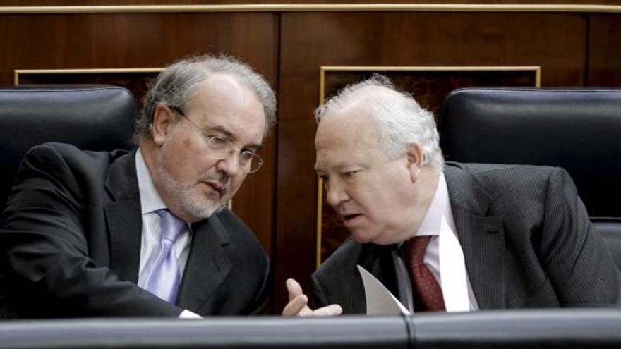 El vicepresidente económico, Pedro Solbes, charla con el ministro de Exteriores, Miguel Ángel Moratinos, durante la sesión de control del Congreso.