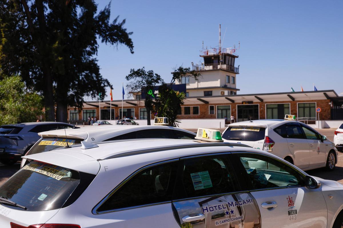Taxis en el Aeropuerto de Córdoba. Taxistas