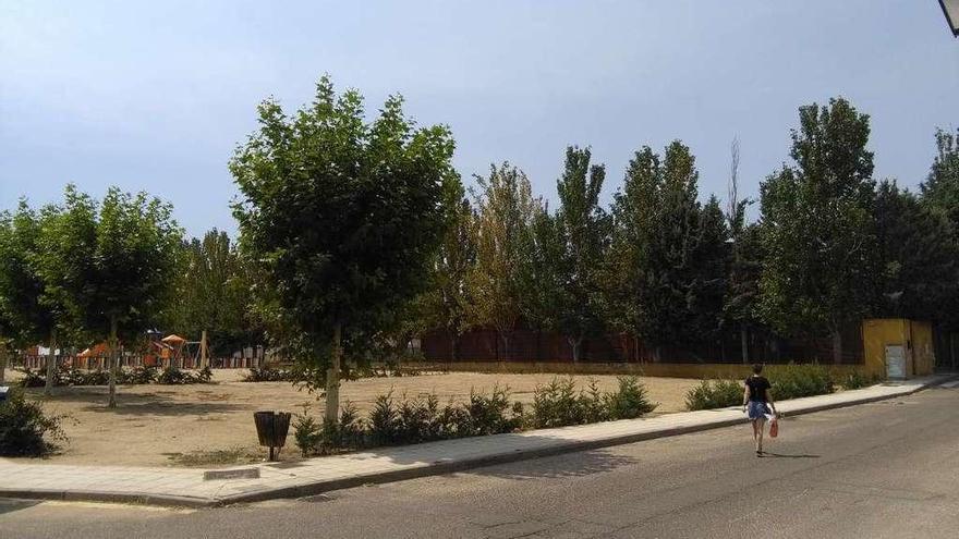 Una vecina pasea junto a la parcela de propiedad municipal en la que se adecuará la pista de skate-park.