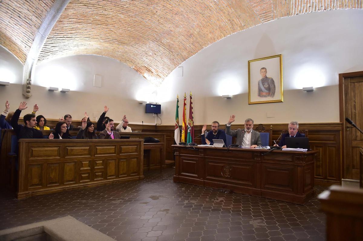El gobierno local del Ayuntamiento de Plasencia aprueba un punto en el pleno municipal.