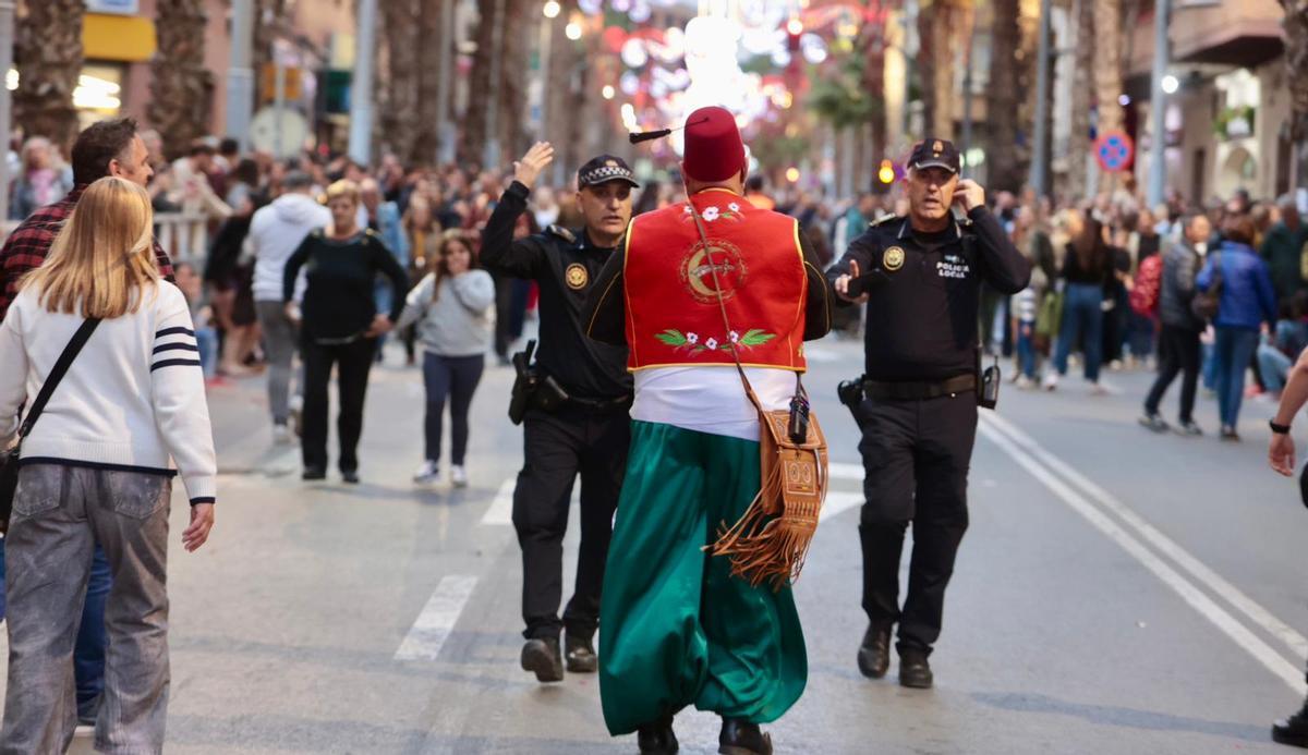 Un pequeño incendio interrumpe el desfile de Moros y Cristianos de San Vicente