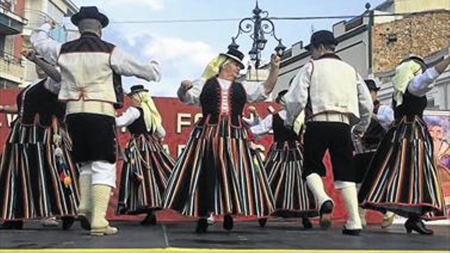 Cabanes consolida su festival de  danzas como referente comarcal