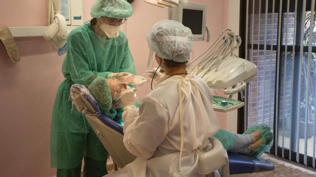 El Ayuntamiento de València costeará el dentista a personas vulnerables