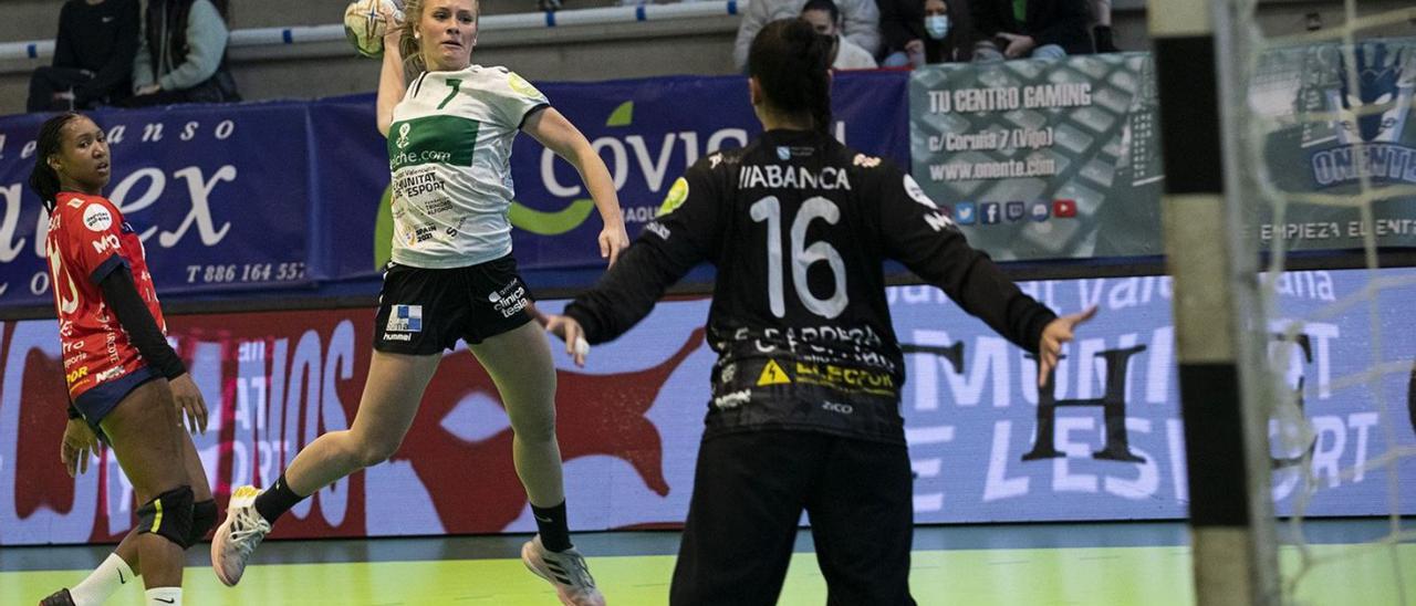 Celia Guilabert se dispone a lanzar a portería durante el partido contra el Porriño, ayer. | CBM ELCHE