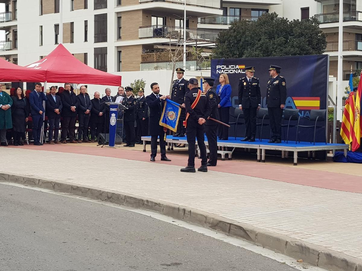 Imposición de la enseña conmemorativa.