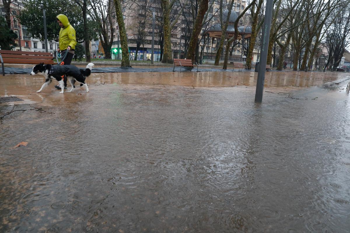 EN IMÁGENES: El temporal en Asturias deja las primeras inundaciones por las lluvias, incidencias en los trenes y vuelos suspendidos