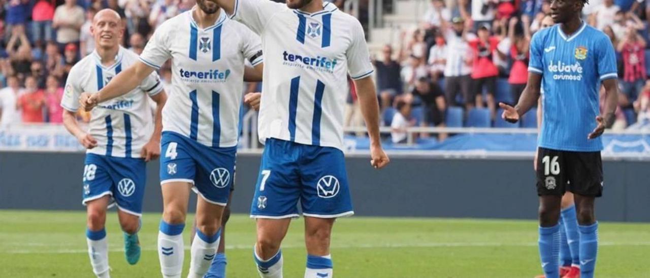 Mario González celebra uno de sus goles con el representativo.  | | CD TENERIFE