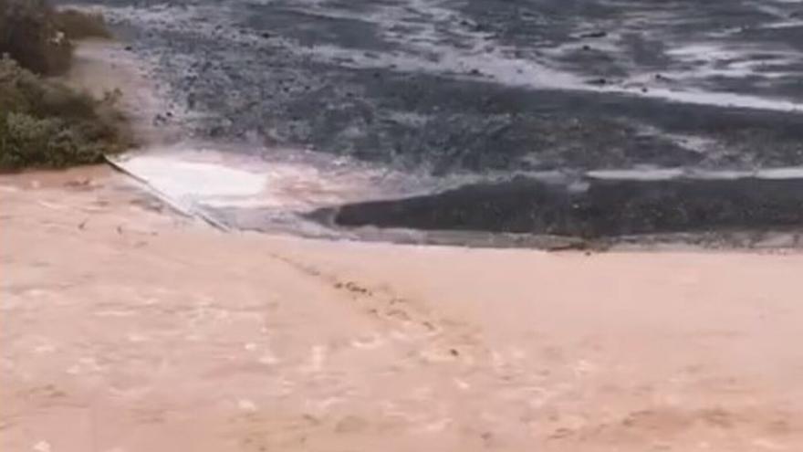 El agua de lluvia del Martes de Carnaval 2025 corre por La Graciosa