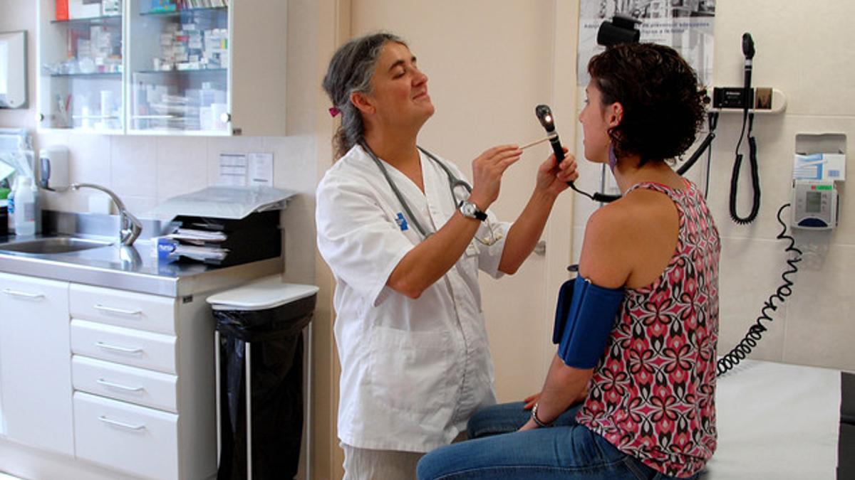 Una doctora revisa a una paciente, en un ambulatorio de Sort.