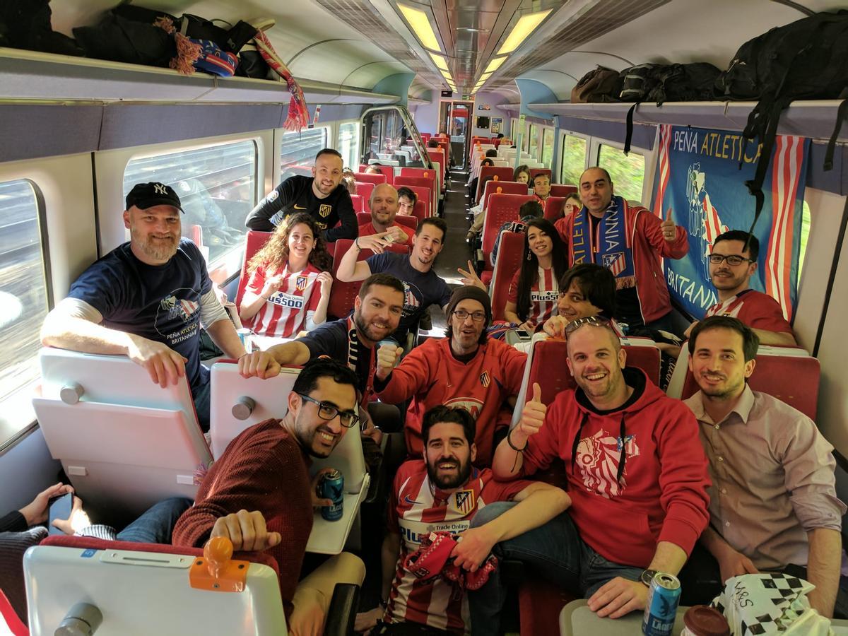 La peña Atlética Britannia, de viaje a un partido del Atlético.