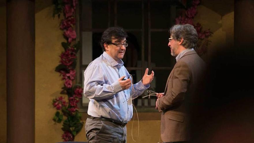Javier Cercas, a la izquierda, y Arturo Téllez conversan sobre el escenario del Campoamor.