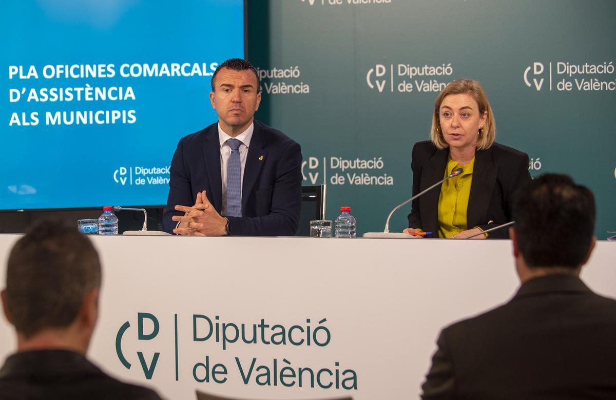 El presidente de la Diputació, Vicent Mompó, y la vicepresidenta Natàlia Enguix, en la presentación de las oficinas.
