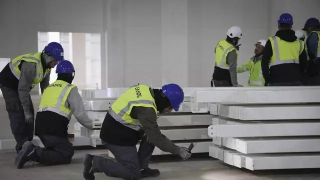 El contratista clave de la gigafactoría de VW manda a parte de sus trabajadores a Corea del Sur con el proyecto sin terminar