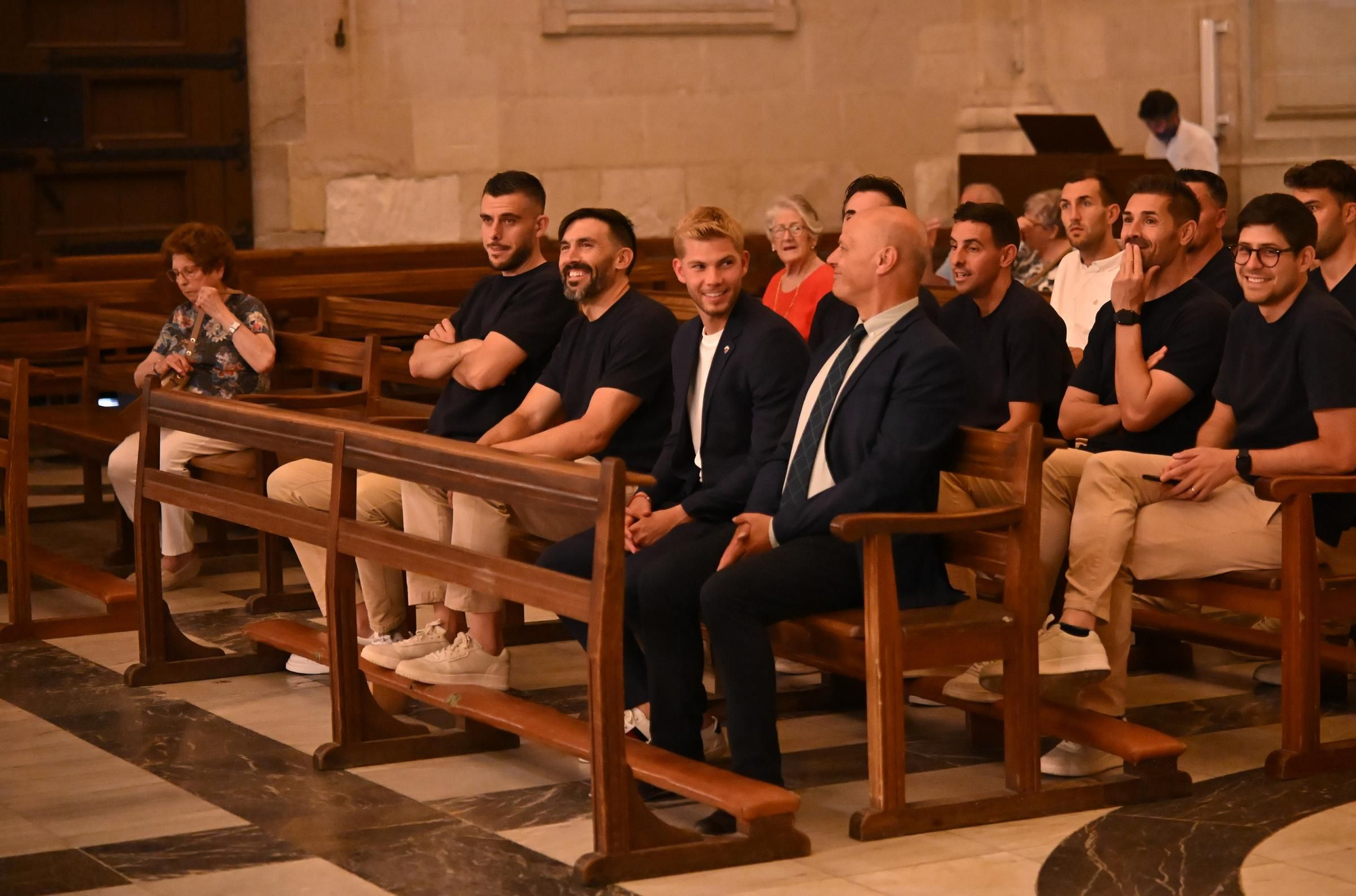 Ofrenda de flores del Elche CF a la Virgen por el ascenso a Primera