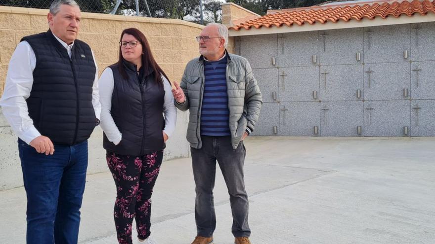 El presidente de la Diputación, Javier Faúndez, a la izquierda con el alcalde de Pino Jesús Ángel Antón durante la visita a las obras del cementerio de la localidad. | Chany Sebastián