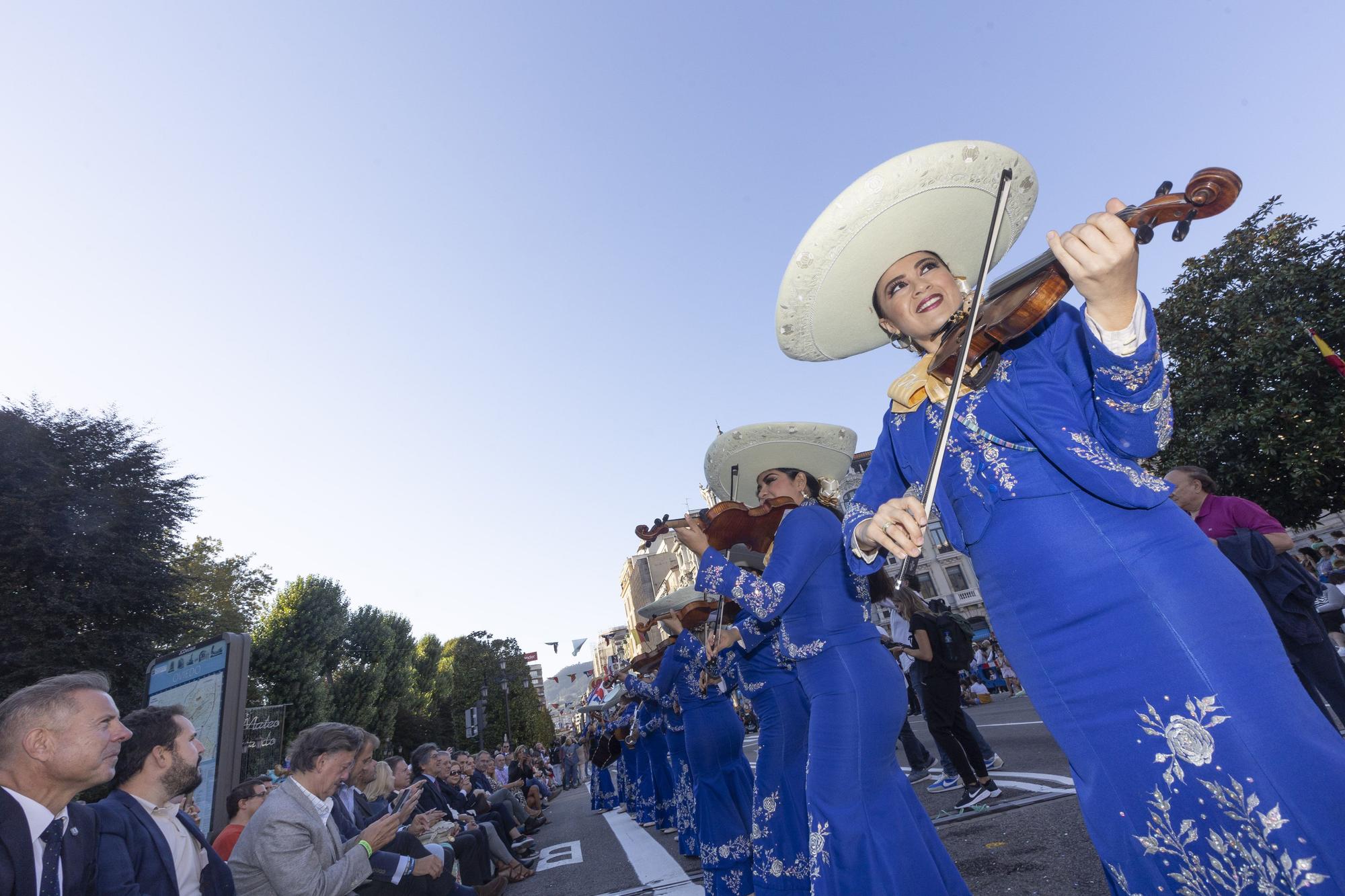 En Imágenes: El Desfile del Día de América llena las calles de Oviedo en una tarde veraniega