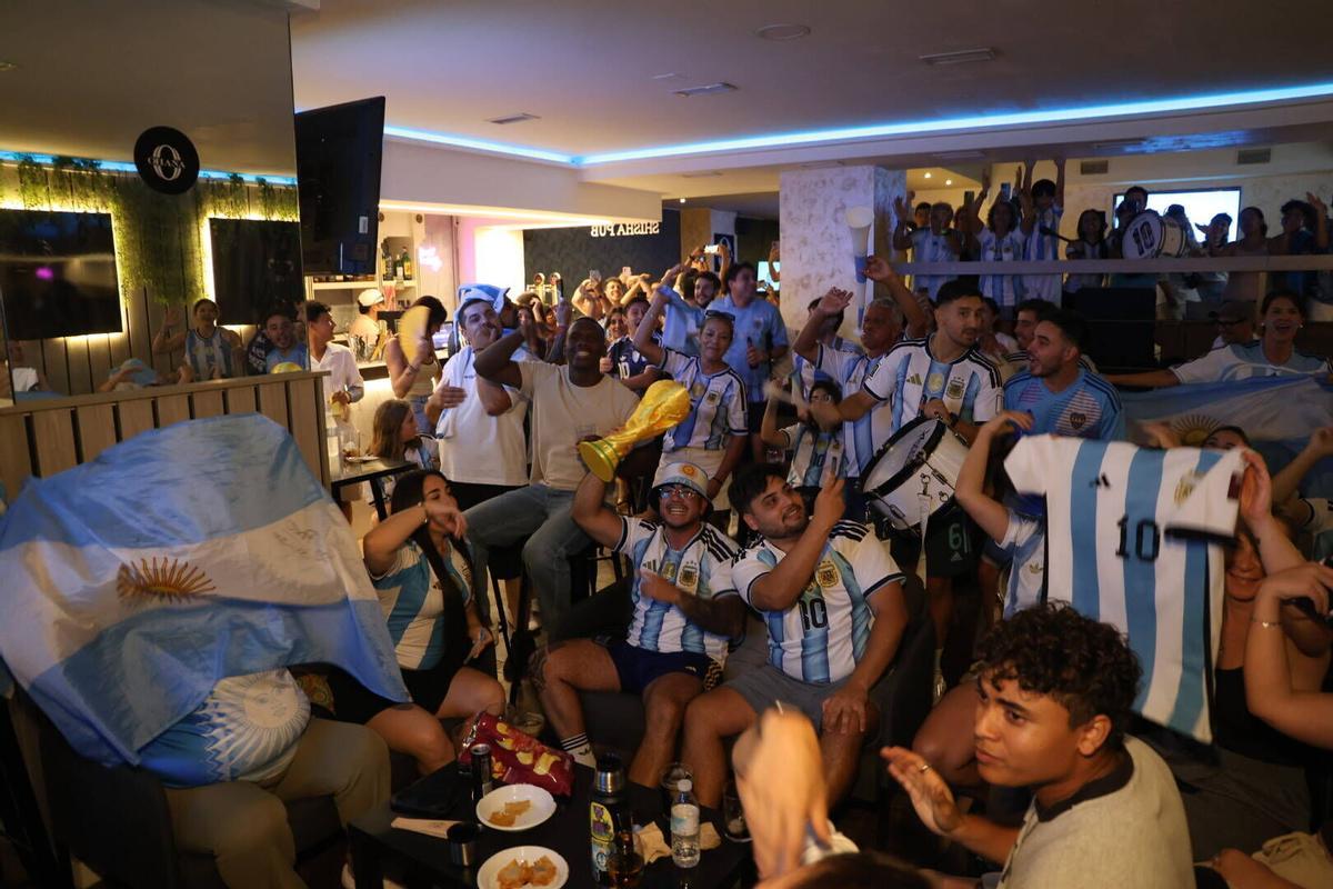 Los aficionados argentinos en Córdoba vibran con su equipo en la final del Mundial 2026