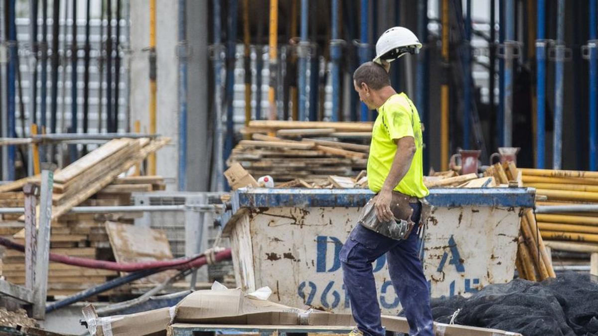 ¿Qui són els ‘babyboomers’ i per què Escrivá diu que cal tocar la seva pensió?