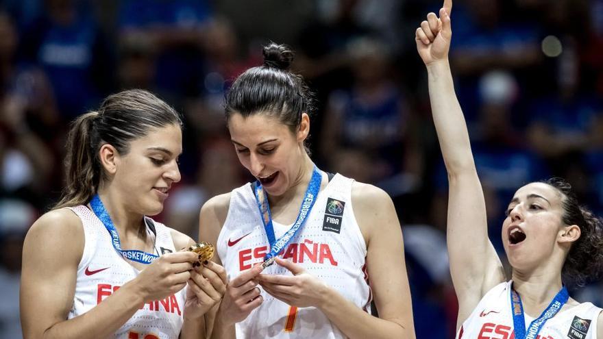 arta Xargay, Alba Torrens and Silvia Dominguez celebrant la victòria