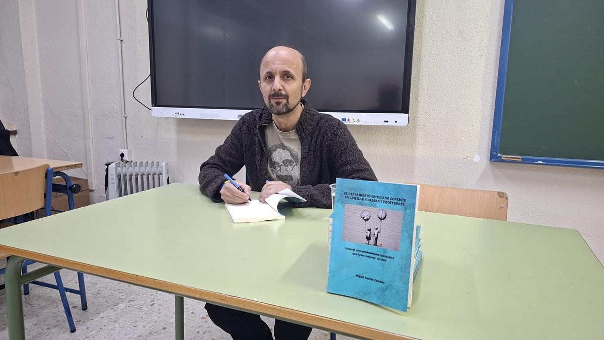 El profesor Miguel Andrés Castaño, firmando su último libro.