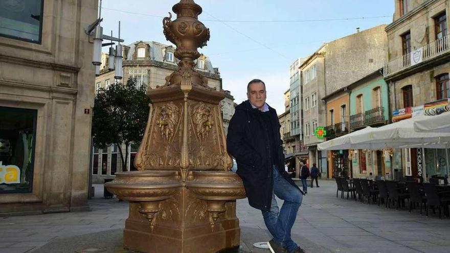 El periodista pontevedrés Xabier Fortes en la plaza de Curros Enríquez. // Gustavo Santos