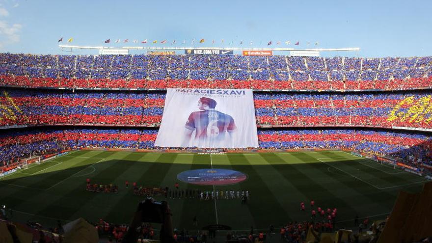 El Camp Nou homenatja Xavi en el seu últim partit de la lliga