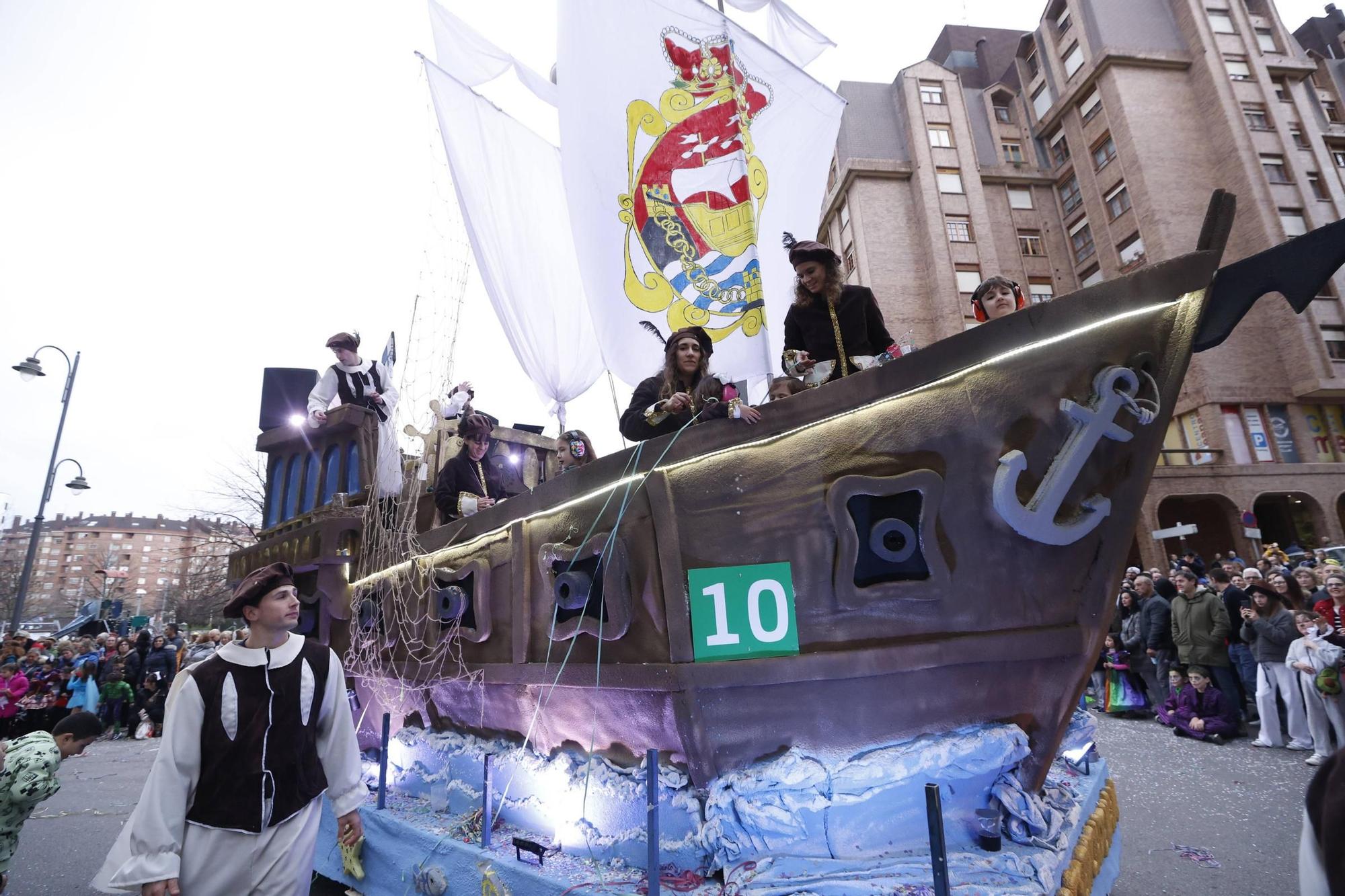 EN IMÁGENES: Así se ha vivido el multitudinario desfile de Antroxu de Avilés