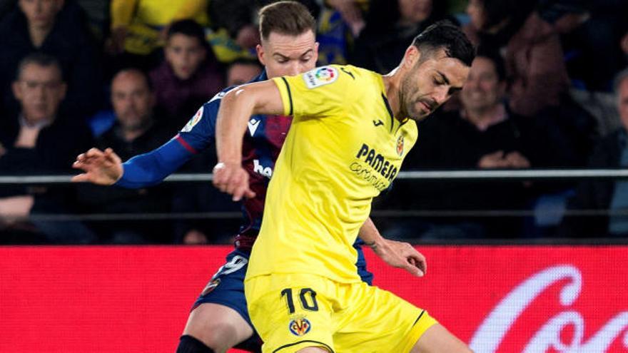 Vicente Iborra controla el balón ante el defensa del Levante Carlos Clerc