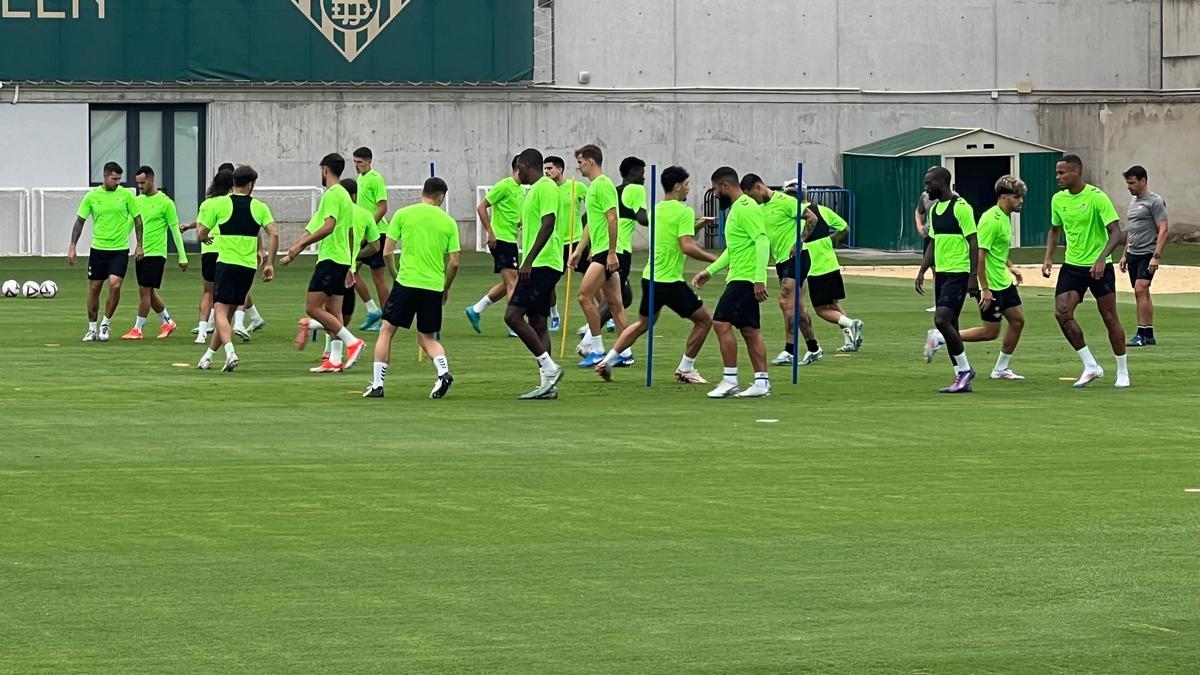 El Real Betis se ejercita en la ciudad deportiva antes de viajar a Eslovaquia para medirse al FC Kryvbas