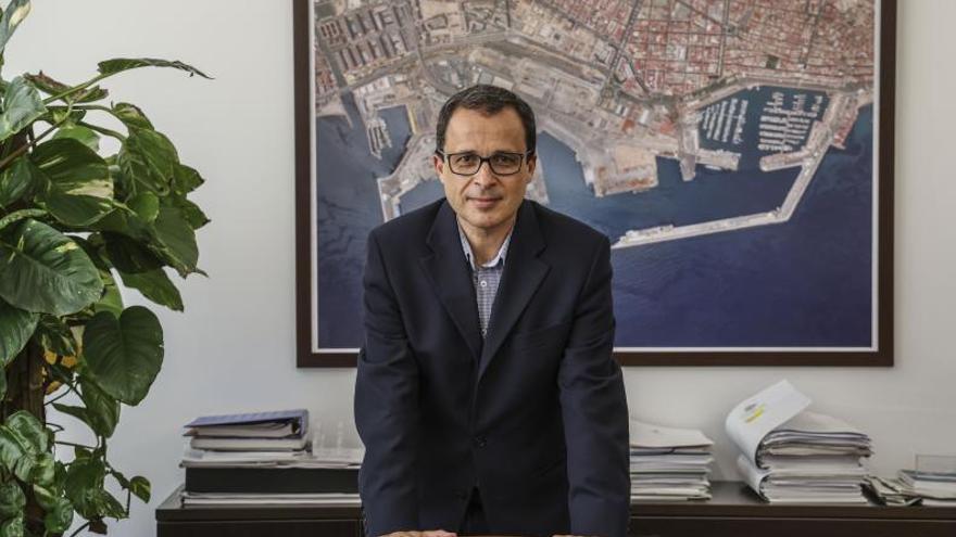 Julián López Milla, en su despacho de la Autoridad Portuaria de Alicante.                     | Pilar Cortés