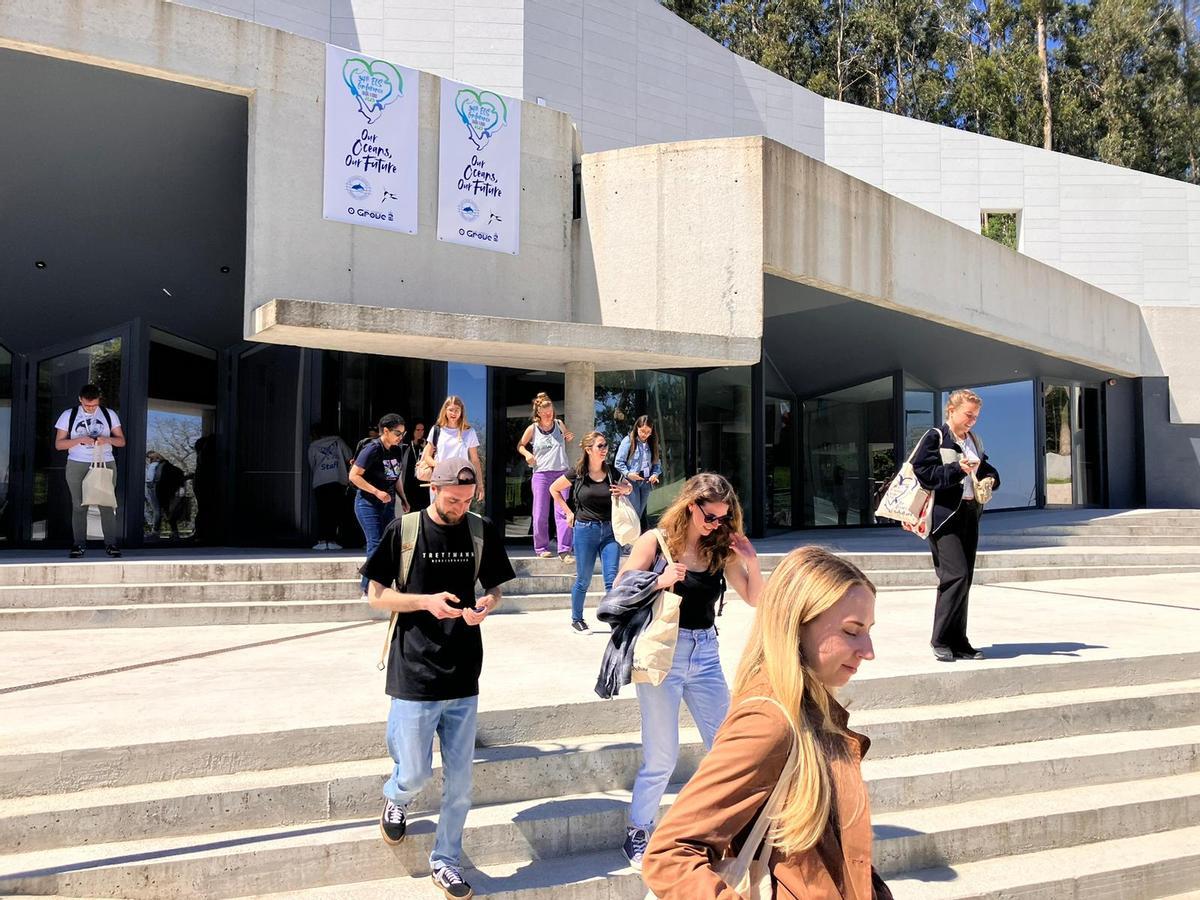 Algunos de los congresistas, ante el Auditorio Municipal de Monte da Vila.