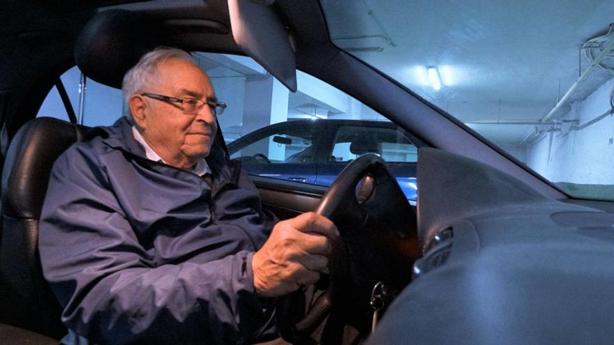 El exdecano de Filosofía, Carlos Baliñas, es uno de esos 68.052 gallegos, a sus 92 años continúa al volante  / Jesús prieto