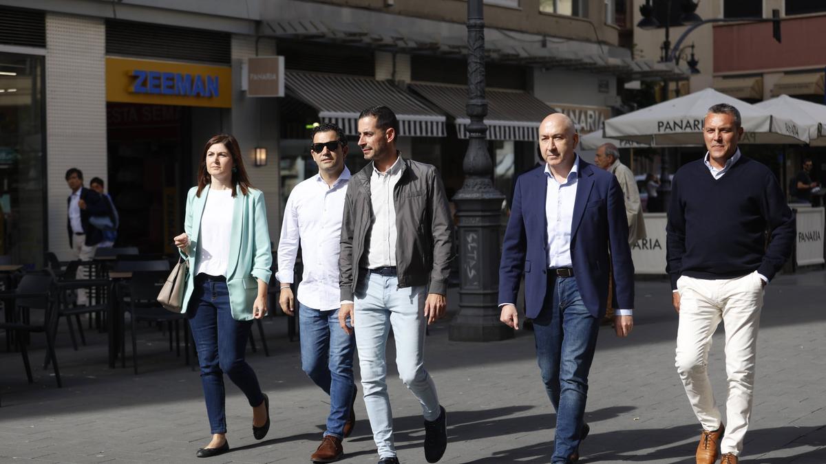 Bielsa, en el centro, al lado de Alejandro Soler (Alicante), al llegar a la ejecutiva 'de país' del martes.