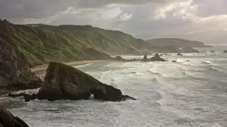 La playa de arena negra más bonita de España está en Galicia: custodiada por un barco naufragado y en una aldea con solo dos habitantes