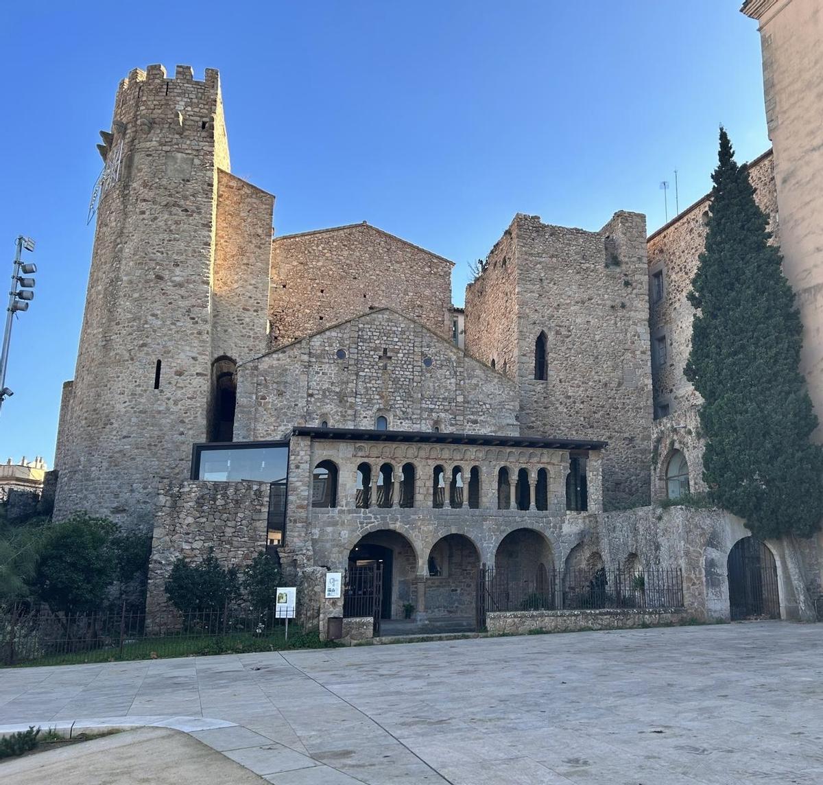 Fotografia general del Monestir i la Porta Ferrada de Sant Feliu de Guíxols.