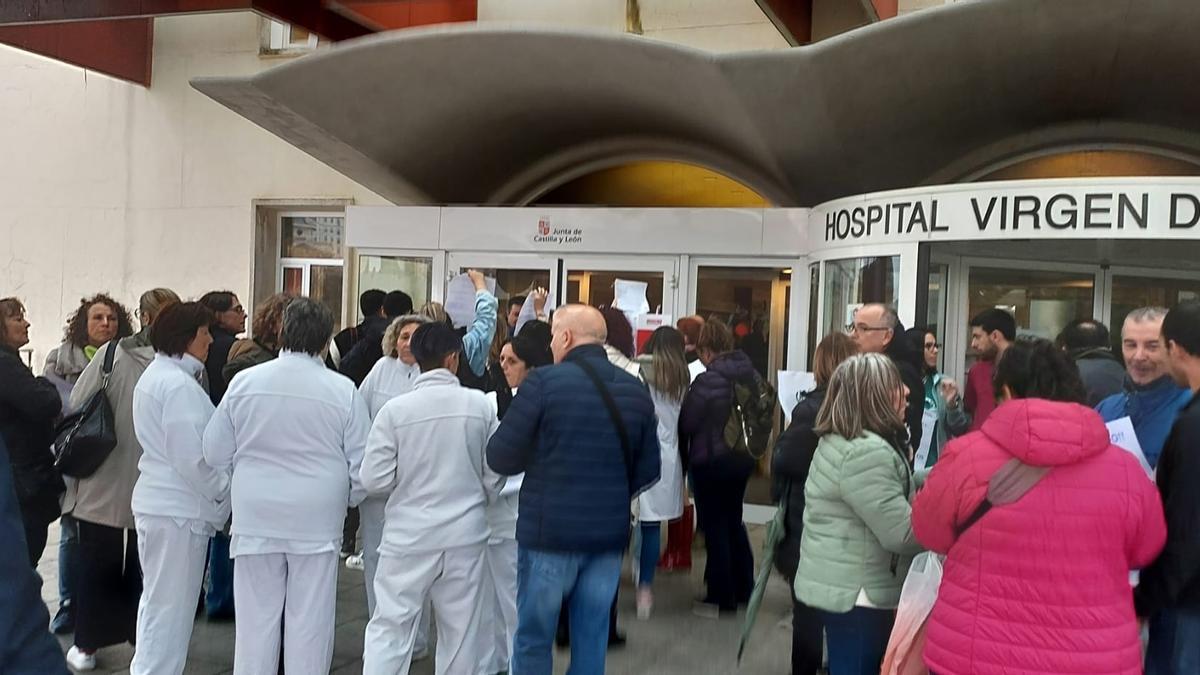 Concentración sindical a las puertas del hospital Virgen de la Concha
